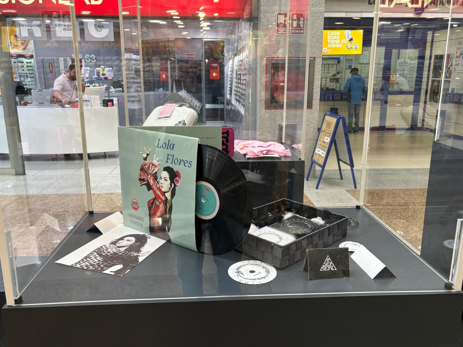 Los estudiantes de la Facultad de Bellas Artes reinterpretan el lenguaje gráfico de la industria musical en una muestra en Vialia