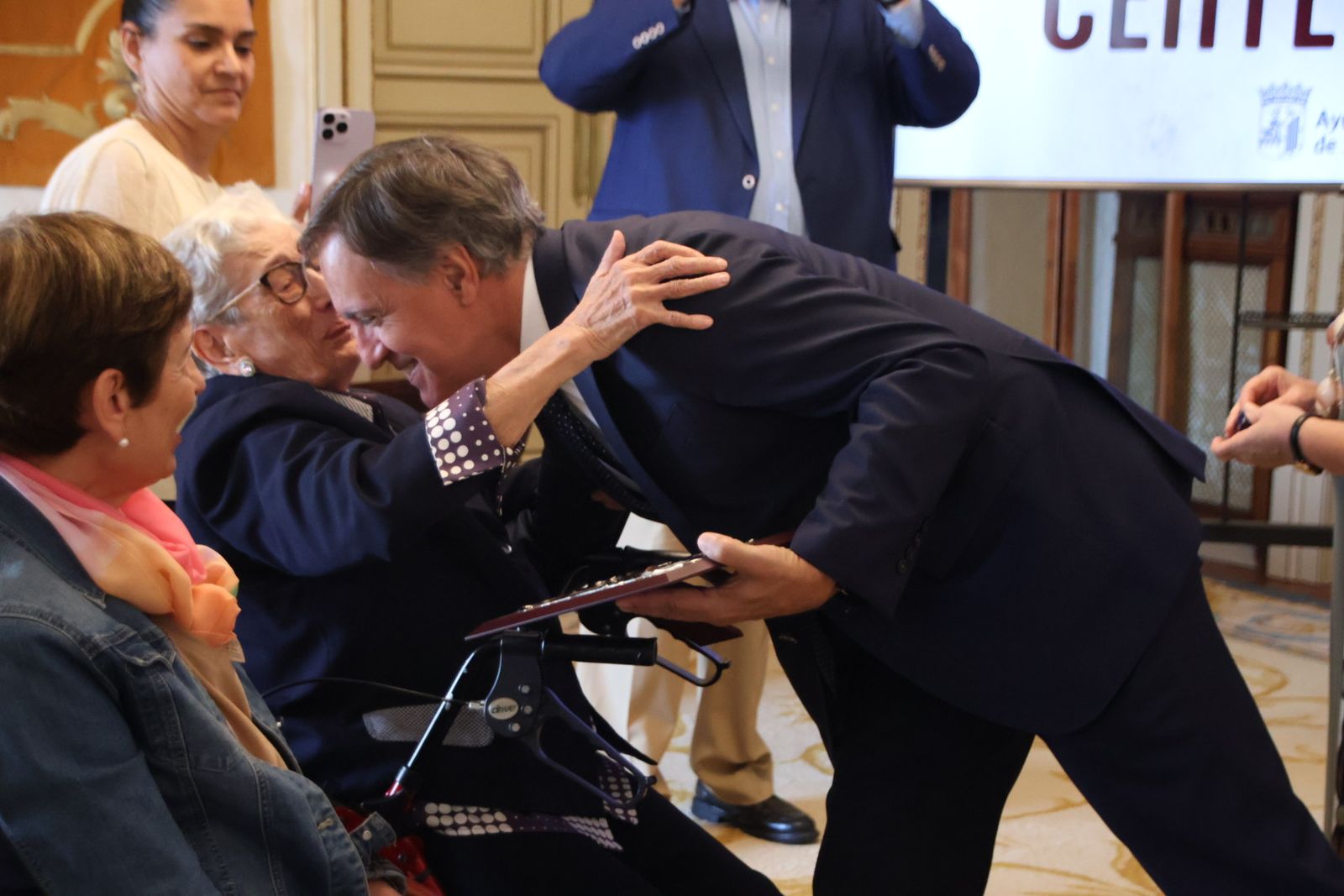 El alcalde de Salamanca, Carlos García Carbayo, preside el homenaje a personas centenarias de la ciudad