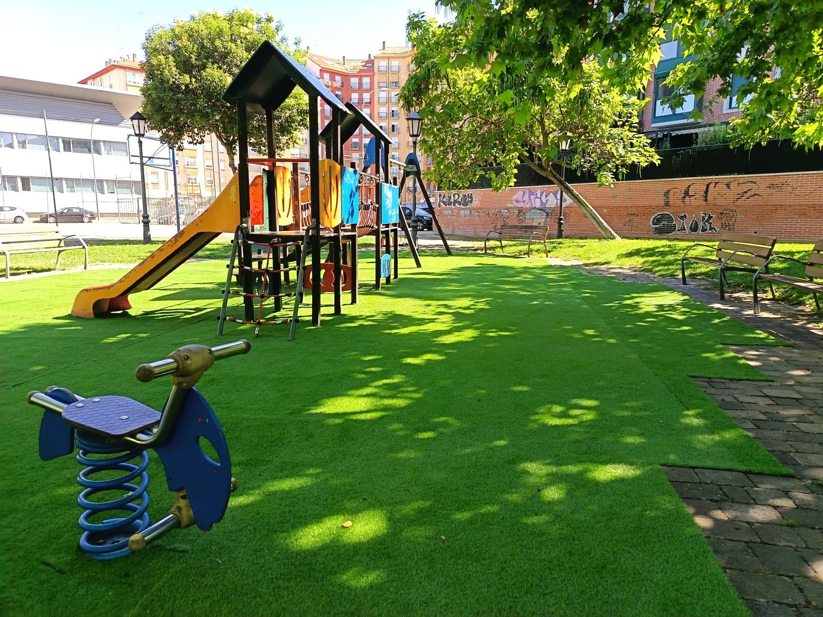 Césped artificial en el parque infantil de Puerta Nueva