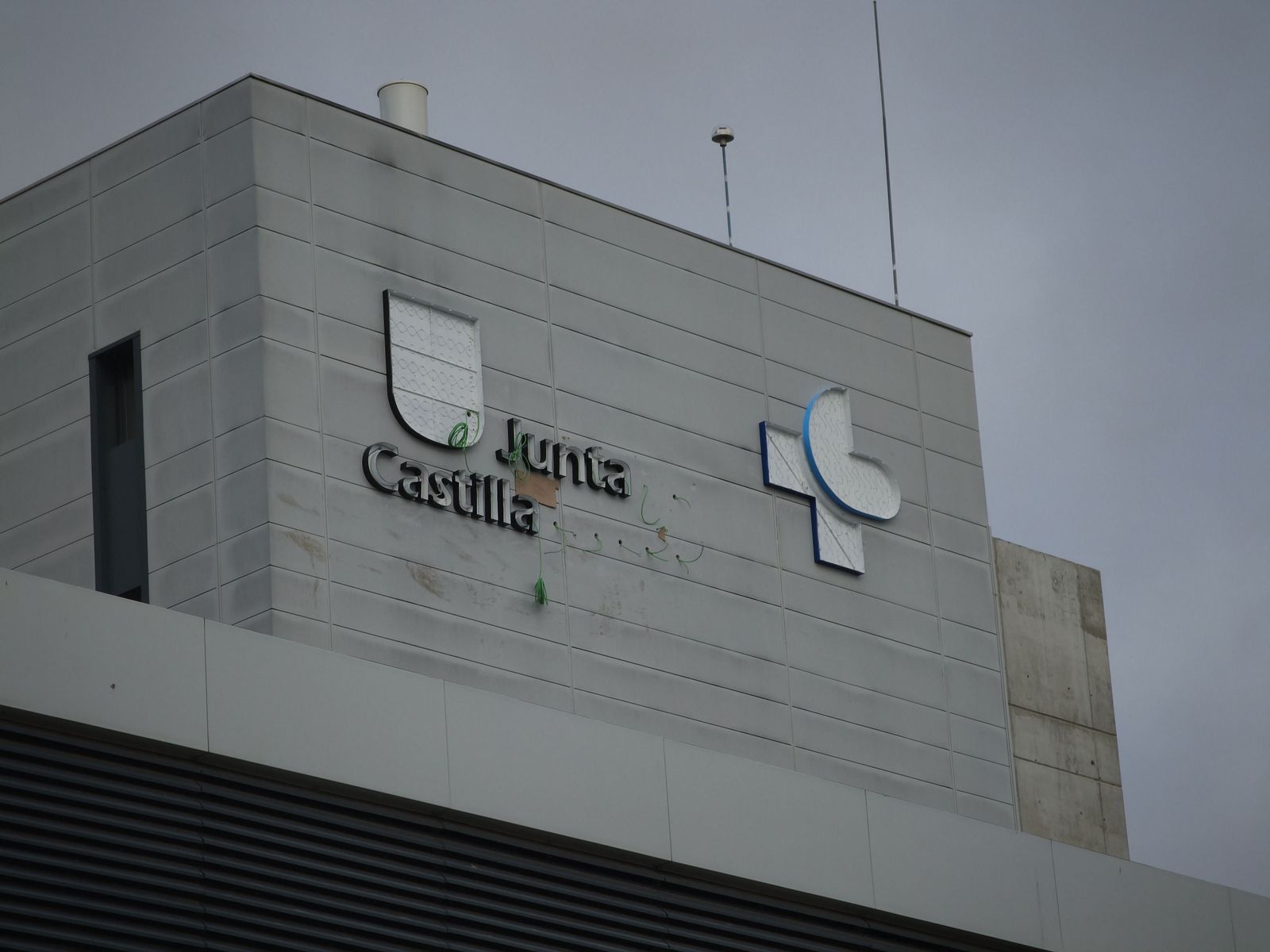 Colocación nuevo logo de SACYL en el hospital de Salamanca.