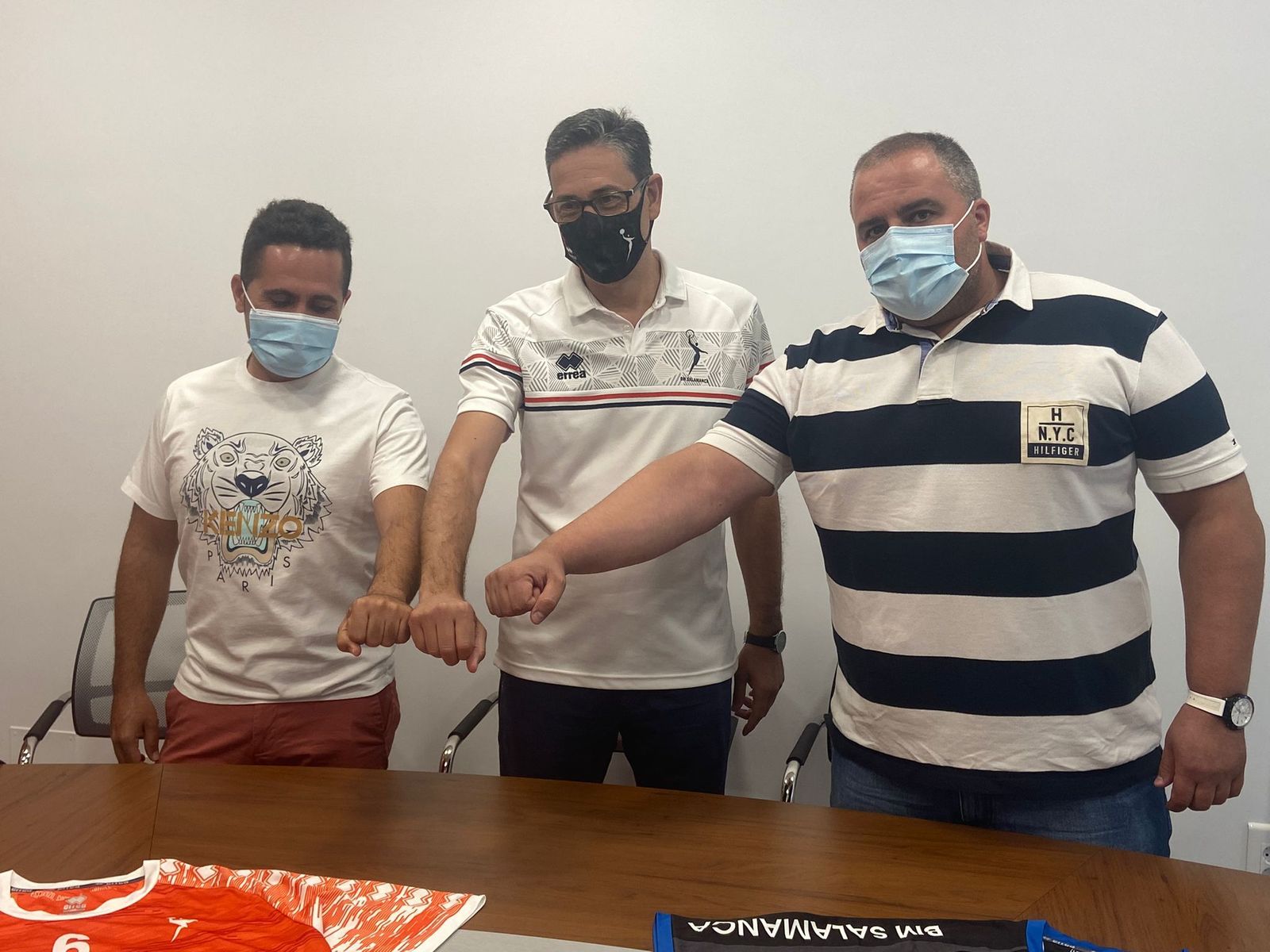 Juan Martín del Boca, nuevo entrenador del BM Salamanca, Manuel Carretero, presidente del club, y Sebas Elena, capitán del equipo