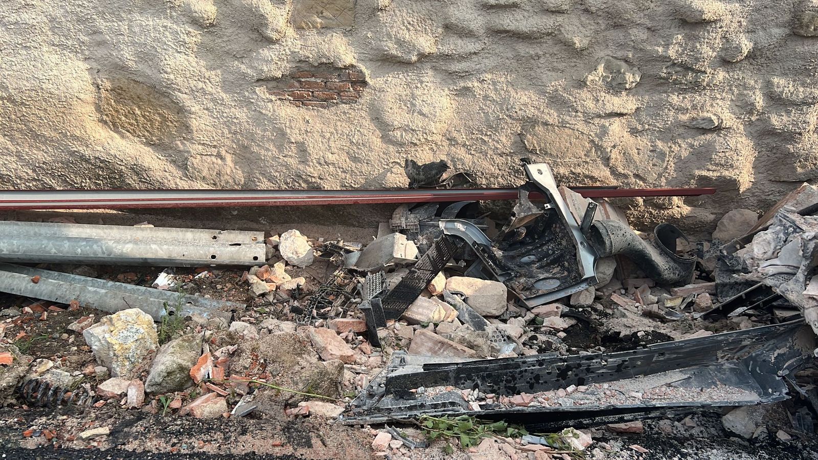 un-camion-se-empotra-contra-una-vivienda-en-la-carretera-de-aldealengua-2