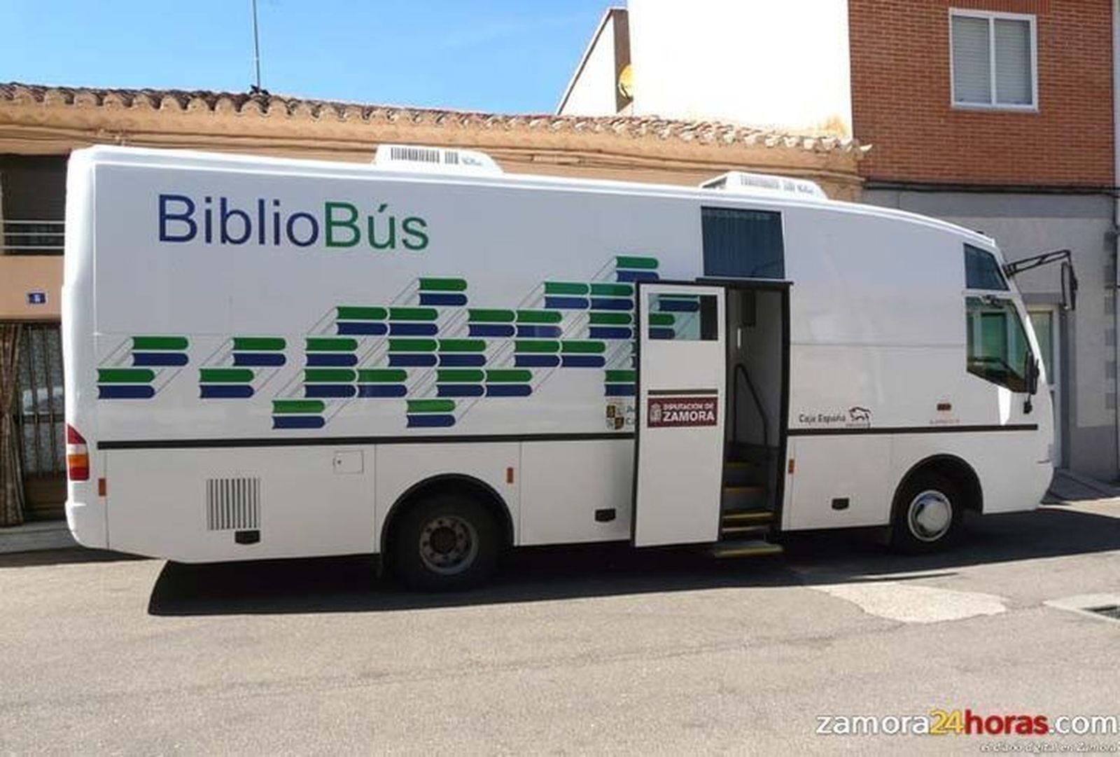 El bibliobús en un pueblo de la provincia