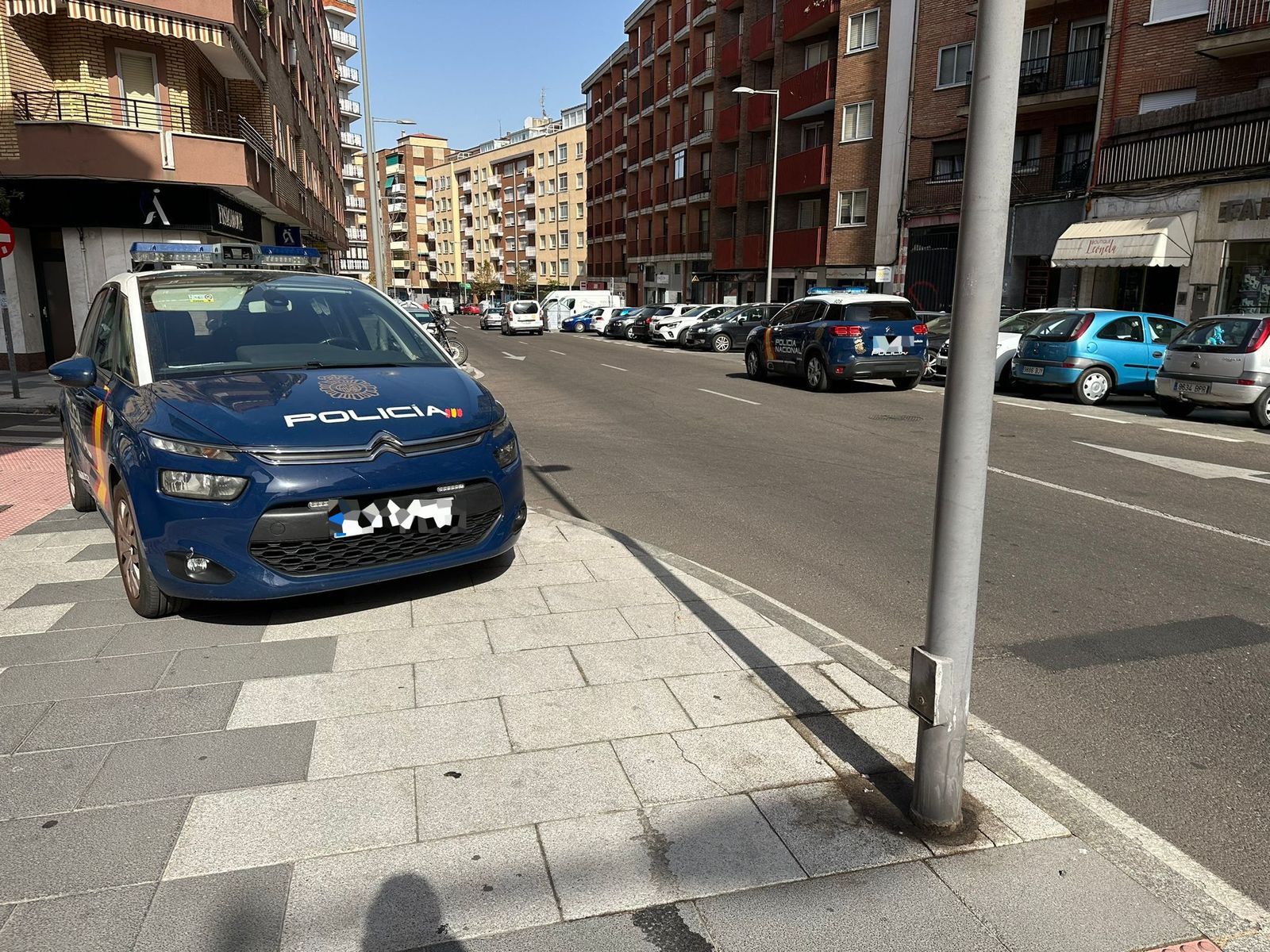 Coches patrulla de la Policía Nacional en la calle El Greco (3) Coches patrulla de la Policía Nacional en la calle El Greco (3)