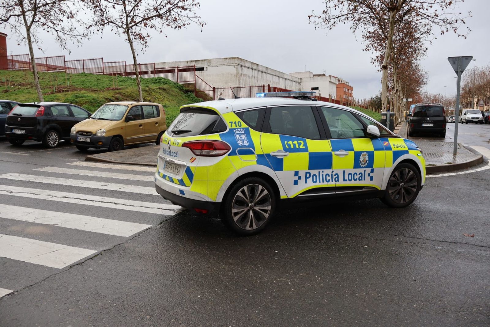 Un incendio en una vivienda de la plaza Diego Hurtado de Mendoza moviliza a los bomberos. Fotos Andrea M.