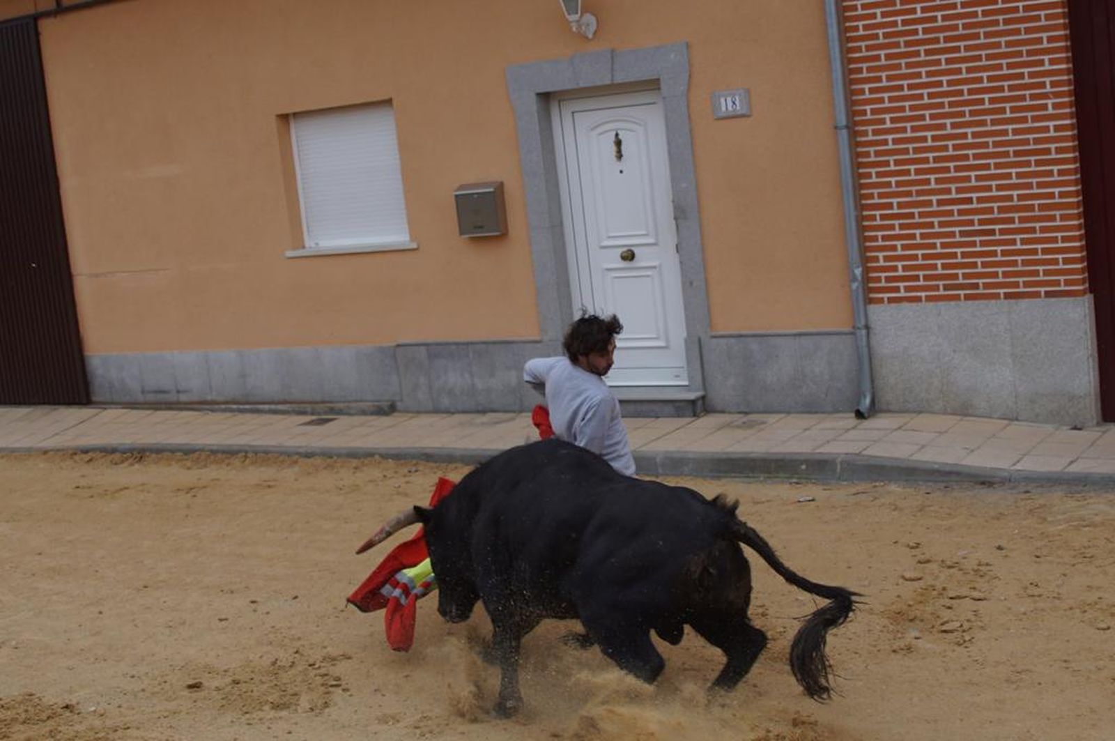 ambiente-y-participacion-durante-el-toro-del-voto-en-villoria-suelta-de-dos-toros-del-cajon-foto-juanes-1
