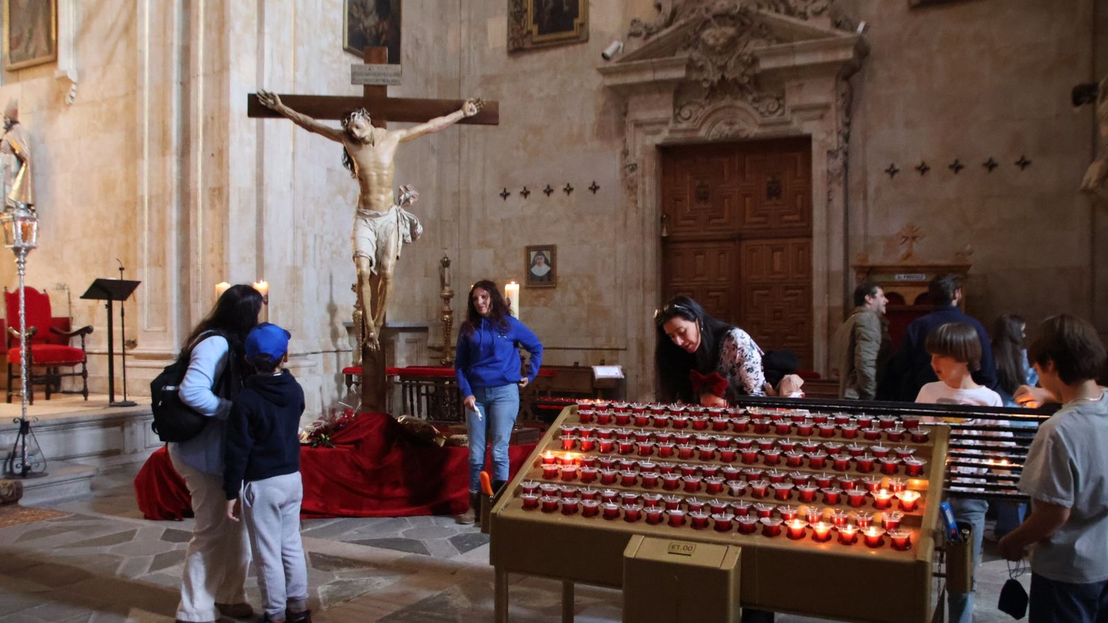 Besapiés del Cristo de la Agonía Redentora y el Cristo Yacente durante la Semana Santa 2026
