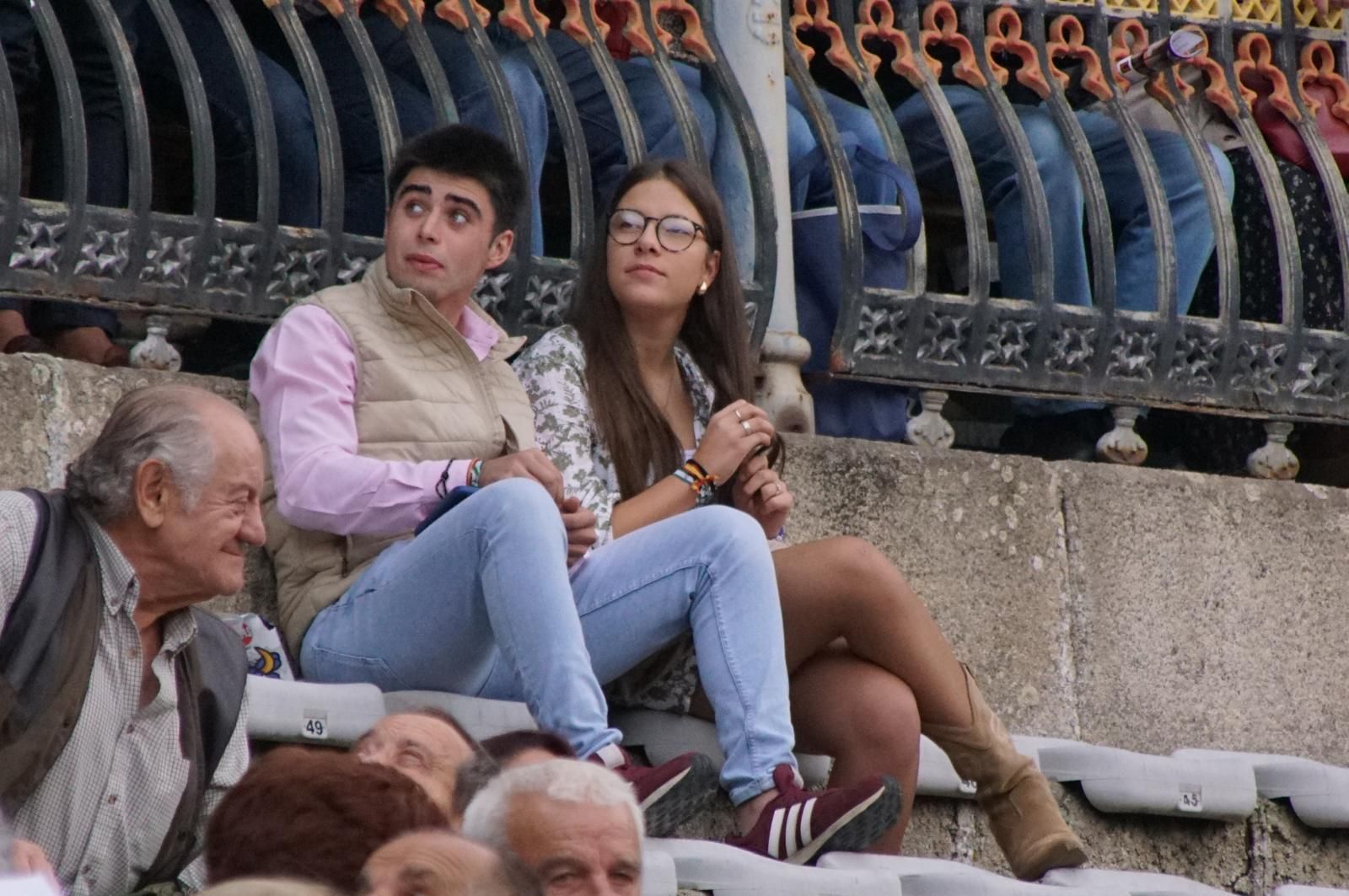 ambiente-en-el-patio-de-cuadrillas-de-la-glorieta-para-ver-a-sergio-galan-diego-ventura-y-guillermo-hermoso-de-mendoza-21-de-septiembre-de-2024-fotos-juanes-50