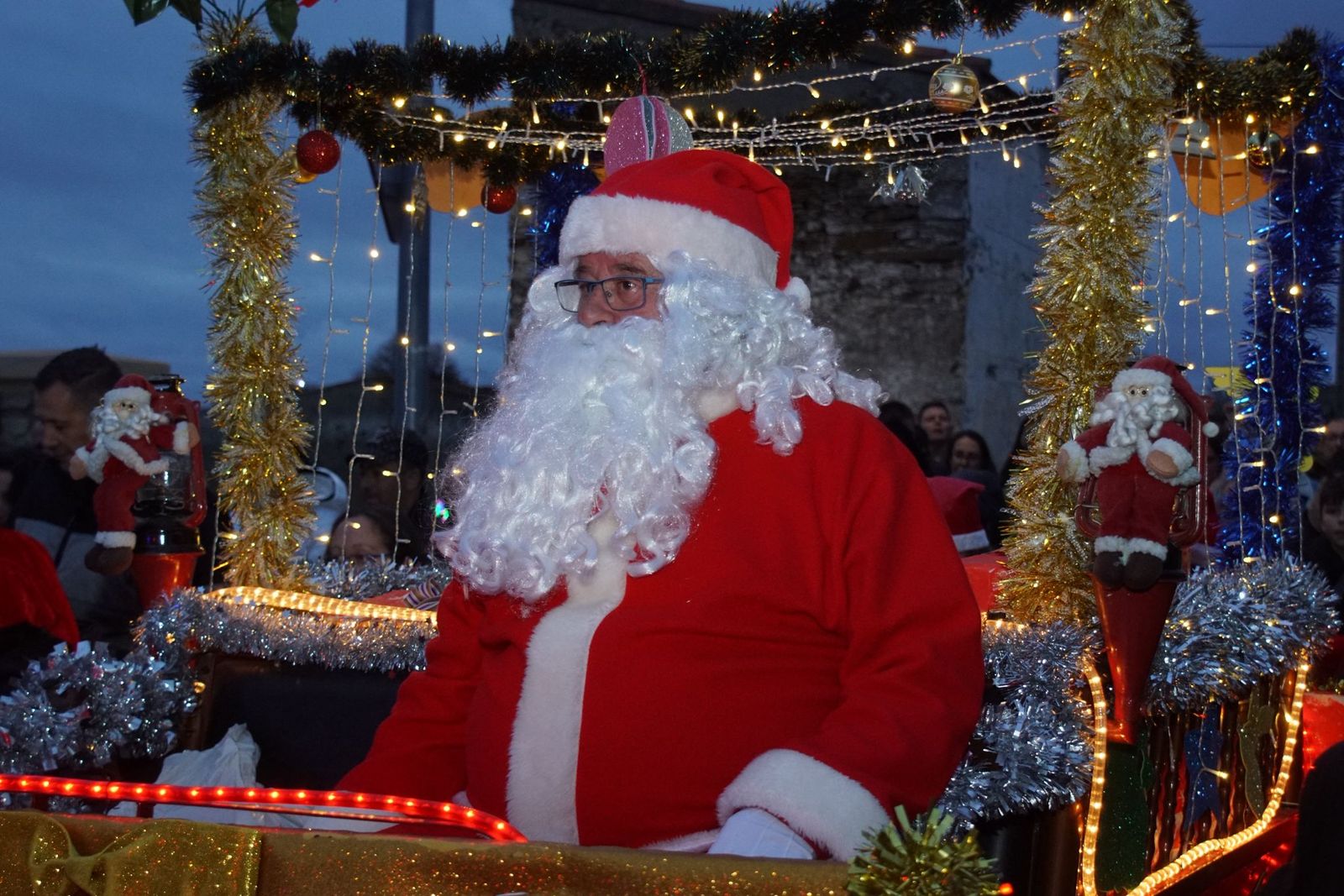 Papá Noel recorre las calles de Alba de Tormes y entrega regalos a los niños