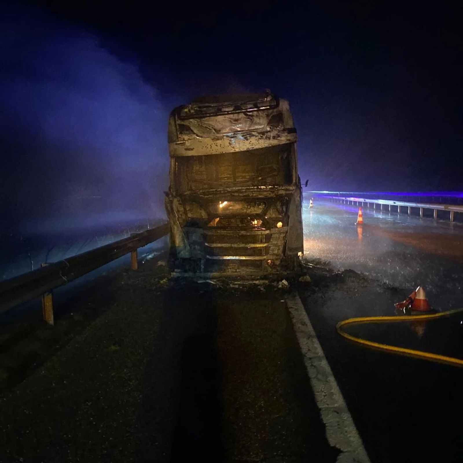 GALERÍA | Arde un camión en la A-52 en Zamora