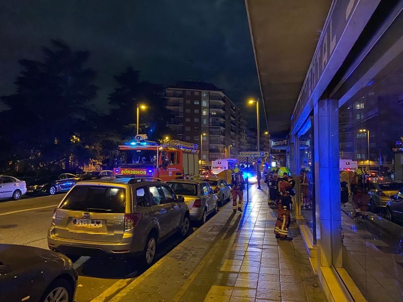 Bomberos en una comprobación de olor a gasoil en una vivienda de la avenida de Portugal. Fotos S24H