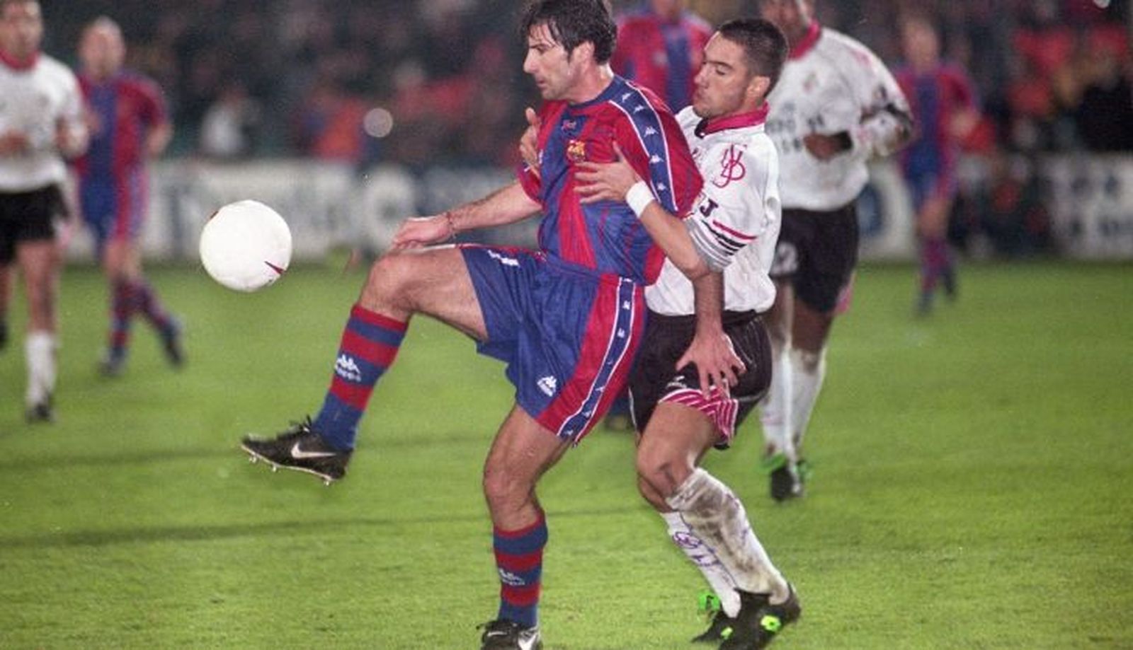 Paulo Torres defiende a Luis Figo