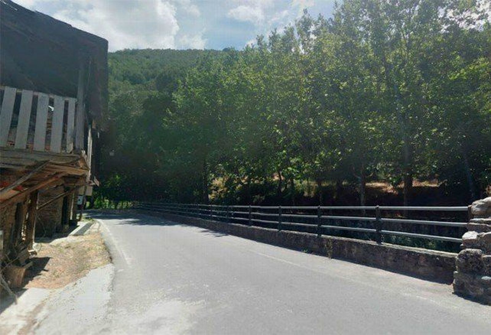 Un incendio afecta a tres viviendas de un mismo edificio en Valdefrancos