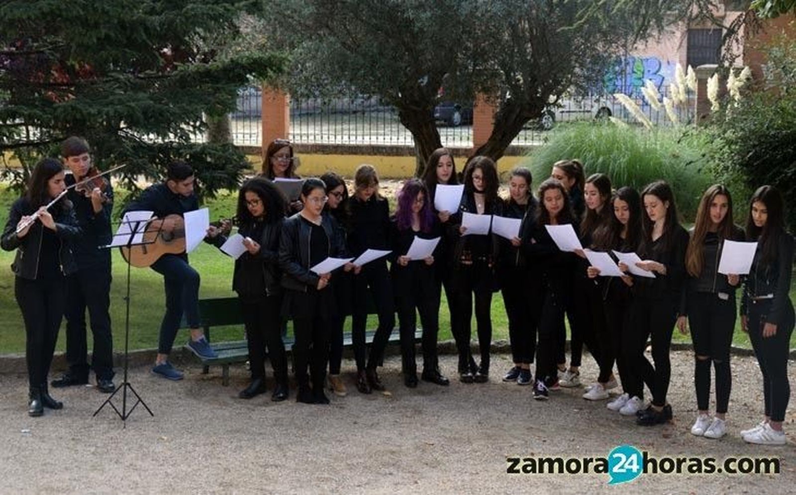 Alumnos del Claudio Moyano homenajean a Bob Dylan con un concierto al aire libre