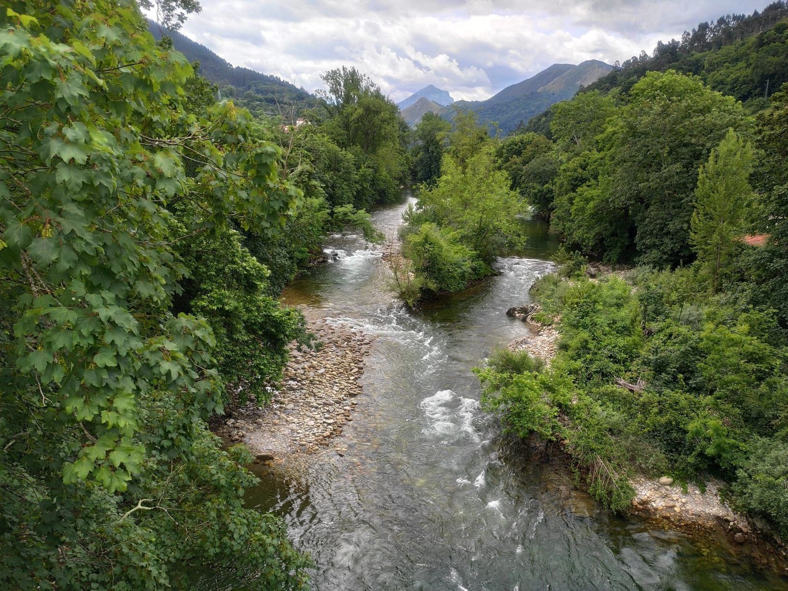 Río Sella a su paso por Cangas de Onís, vista del Puente Romano.