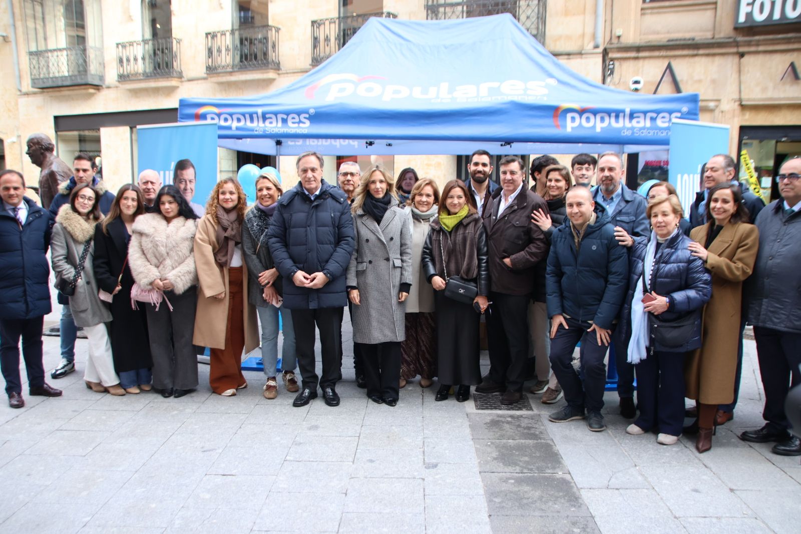 Cayetana Álvarez de Toledo y Carlos García Carbayo, dan un paseo electoral por la Plaza Mayor