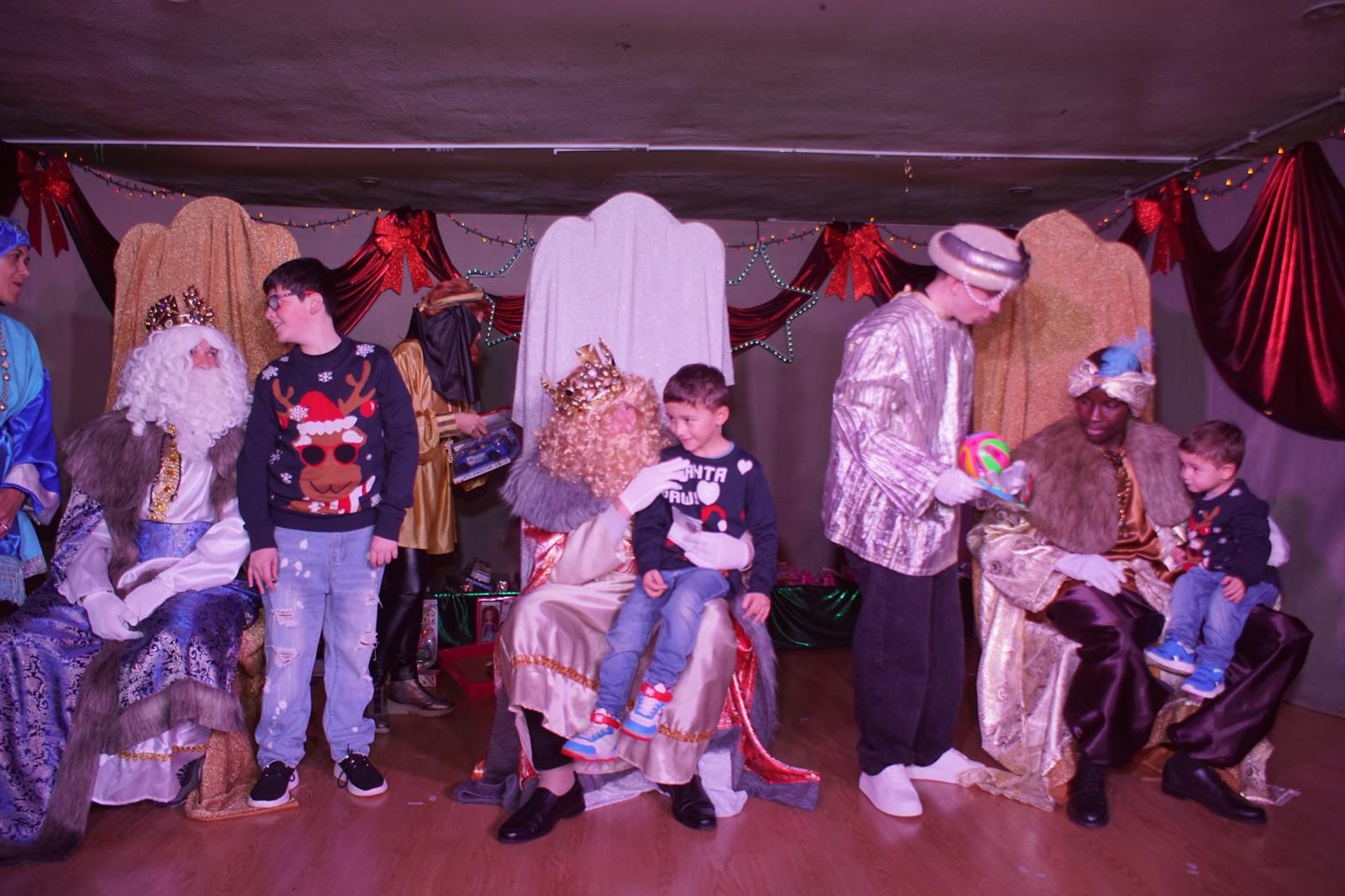 Los Reyes Magos reciben las cartas de los niños de El Encinar