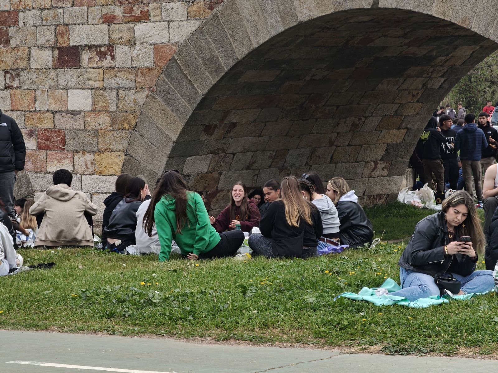 Un multitudinario Lunes de Aguas en Salamanca llena la ribera del Tormes