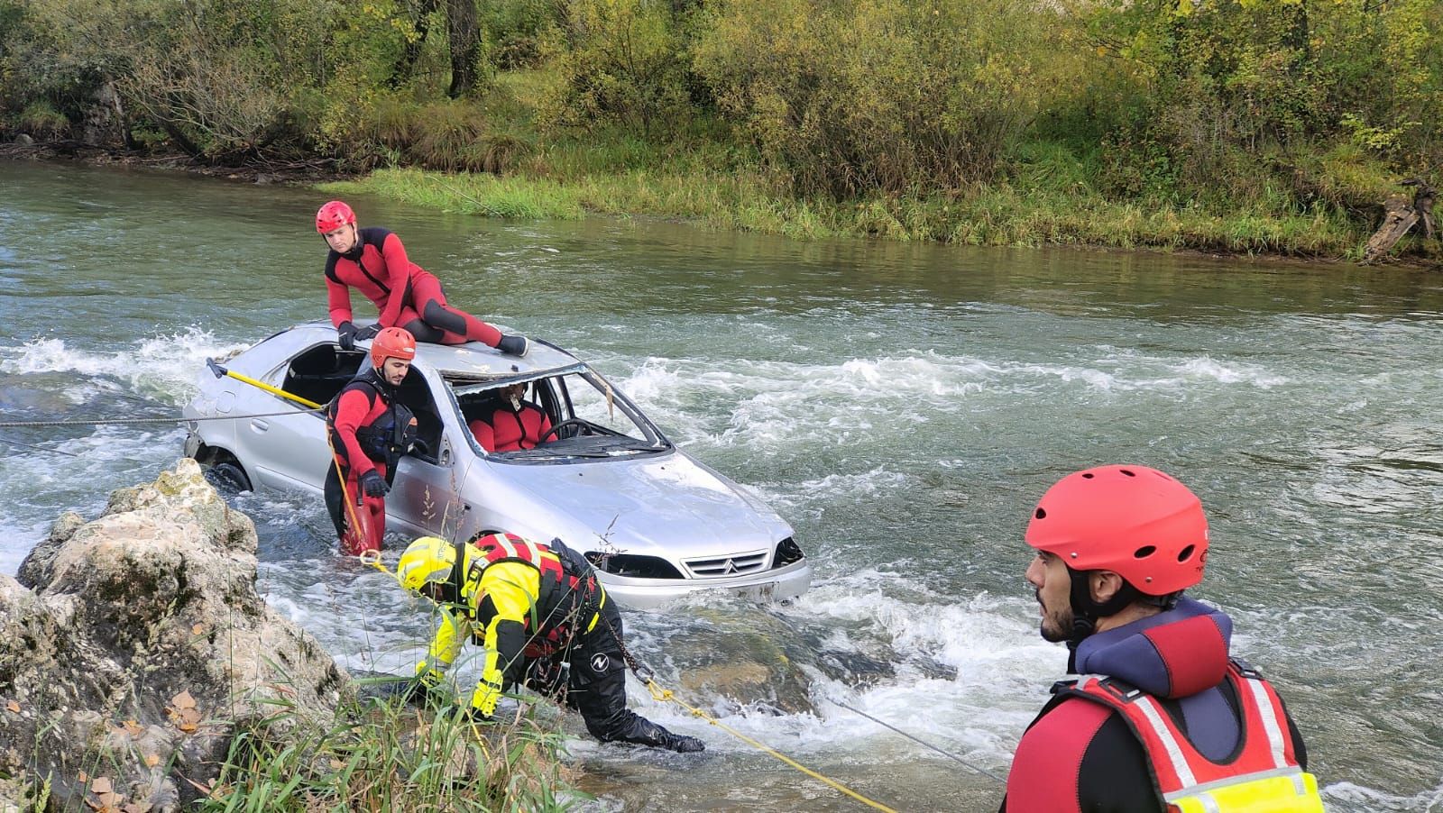 Bomberos de Salamanca participan en una prueba de rescate y salvamento en las aguas bravas del Esla