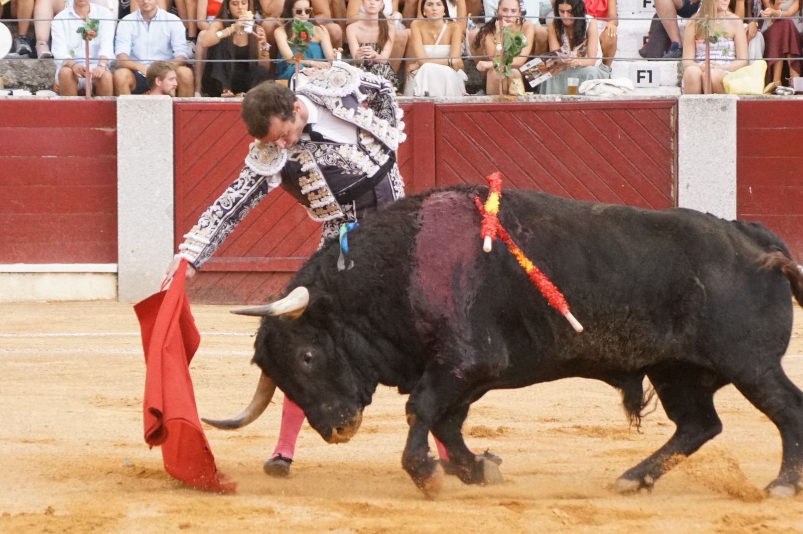 Javier Castaño se despide de Guijuelo y Damián Castaño, su hermano, e Ismael Martín salen a hombros en Guijuelo