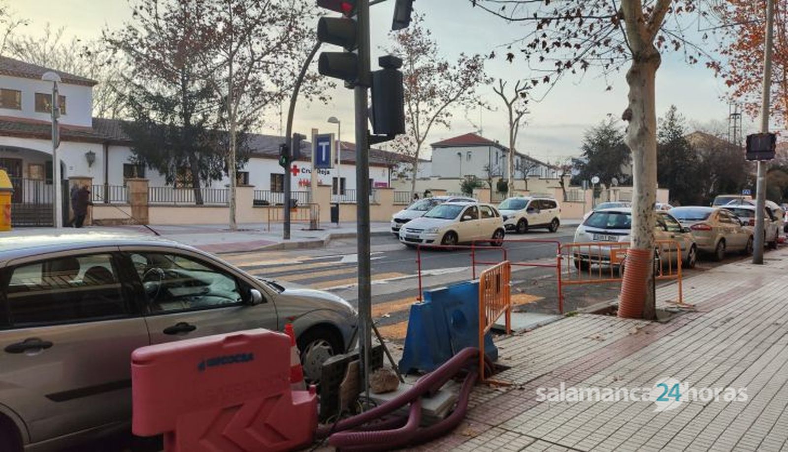 Un semáforo golpea a una mujer tras ser derribado por un turismo en la carretera de Ledesma. Foto Carlos H (3)