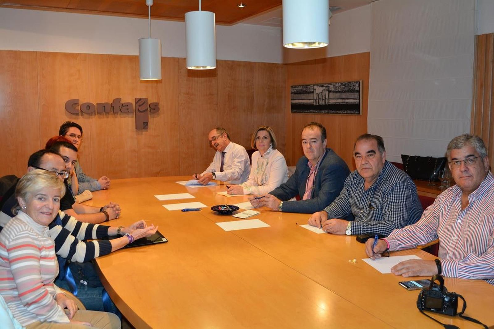 Reunión confaes y podemos