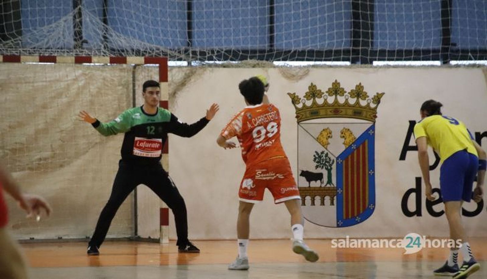 Álvaro Carretero lanza un siete metros | FOTO SALAMANCA24HORAS.COM