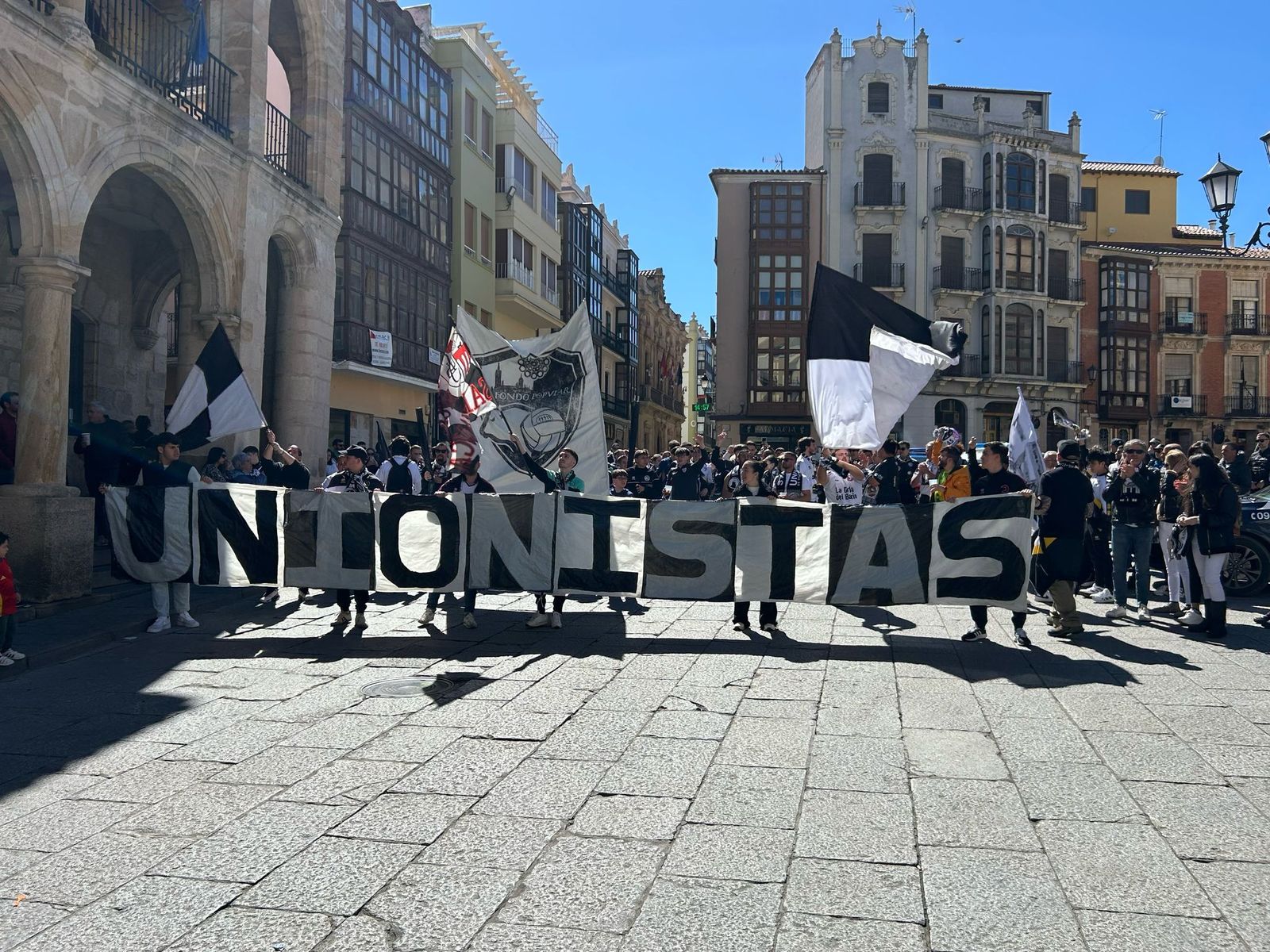 Los aficionados de Unionistas toman las calles de Zamora con un doble corteo