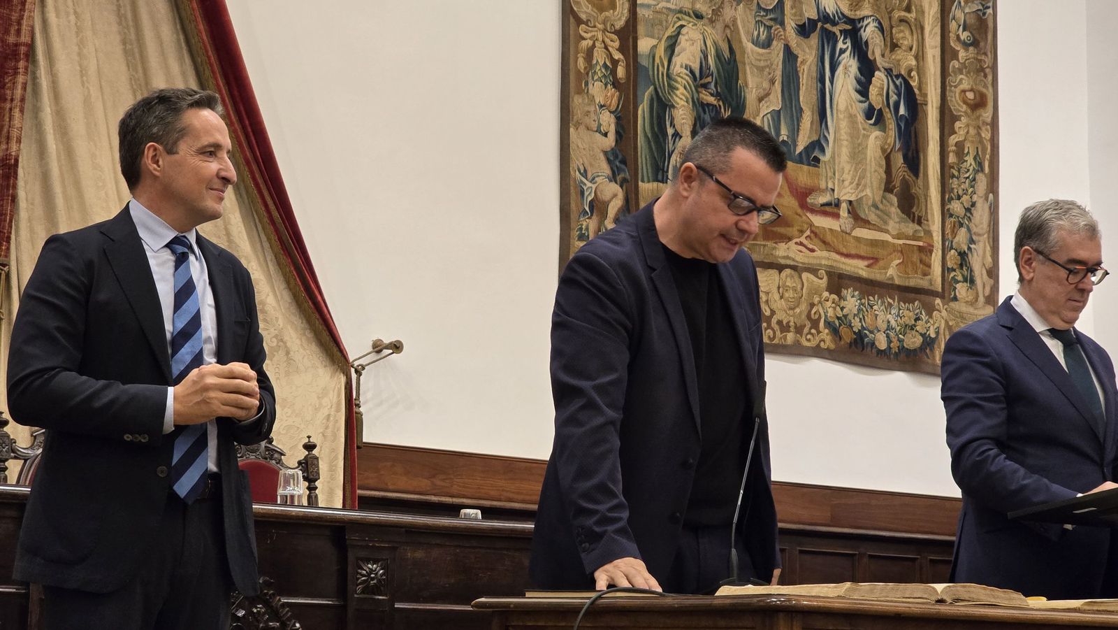 El rector de la Universidad de Salamanca preside el acto de toma de posesión de nuevos cargos académicos y del personal docente e investigador