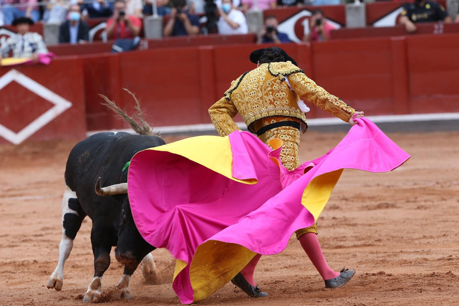 Morante de la Puebla con un astado de Galache