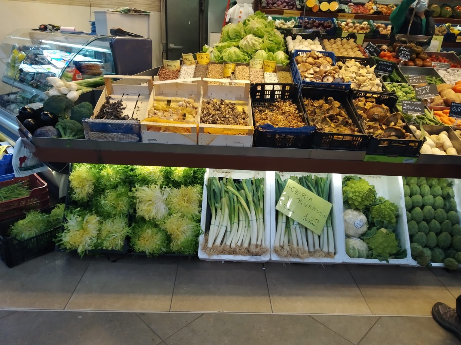 Frutas y verduras en el Mercado Central. Foto de archivo