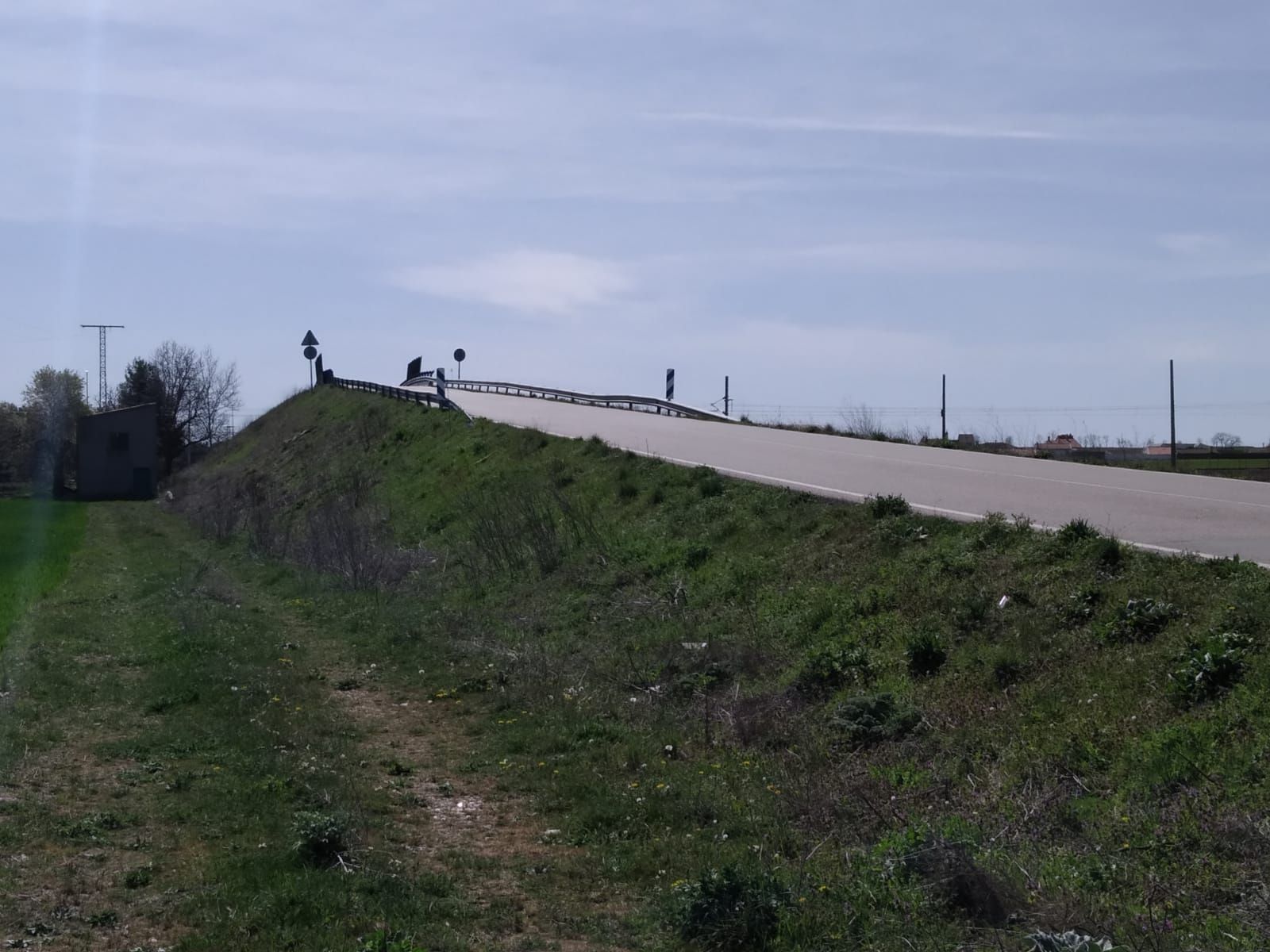 Puente sobre la vía del tren entre Castellanos de Moriscos y Moriscos