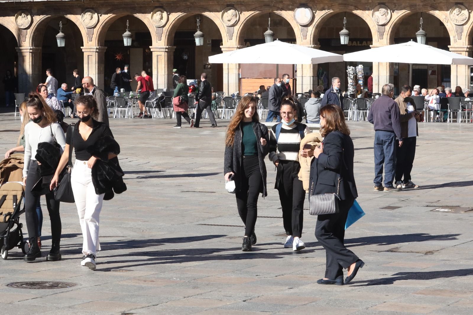 Ciudadanos paseando por las calles de Salamanca en otoño (3)