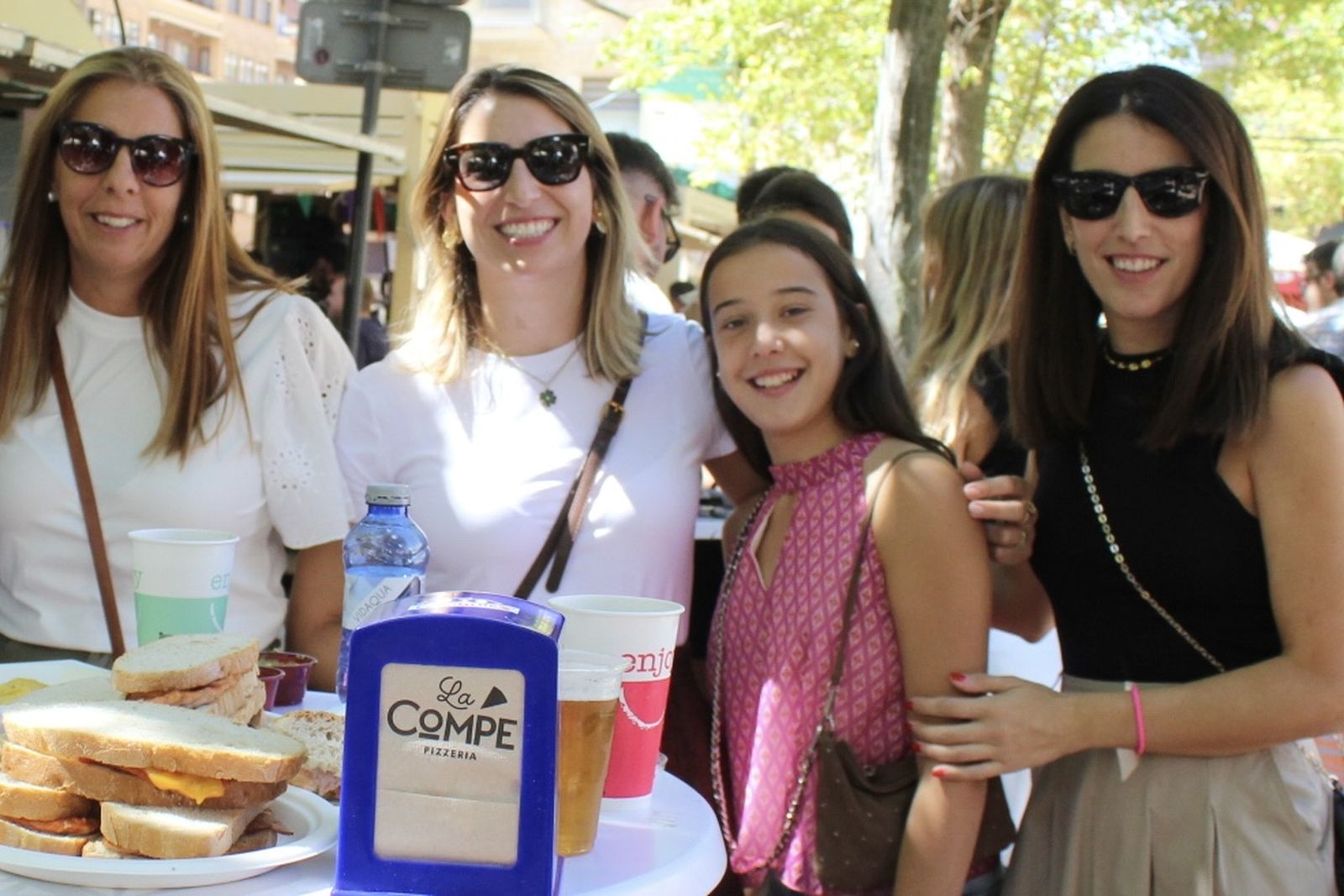 Ambiente en la Feria de Día en el mediodía de este