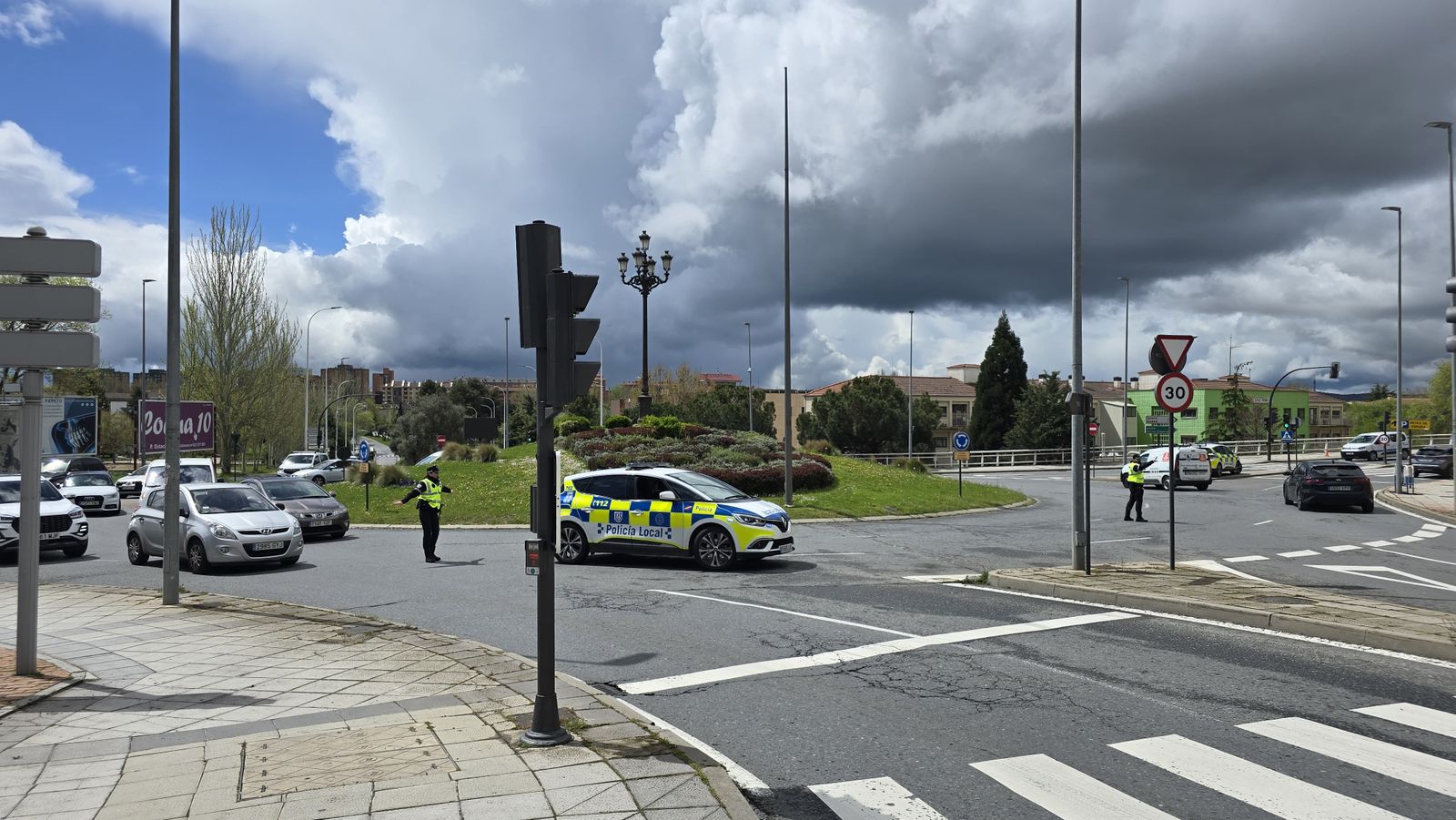Salida de vía rotonda Ciudad de las Brujas