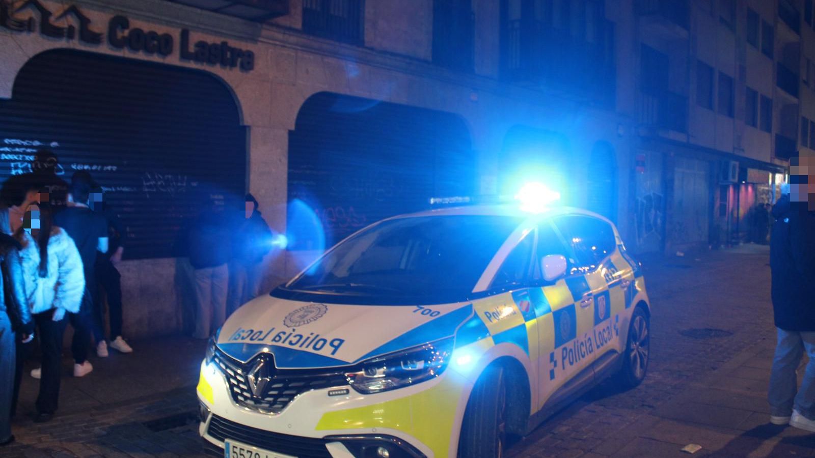 Coche de la Policía Local de Salamanca en la calle Varillas