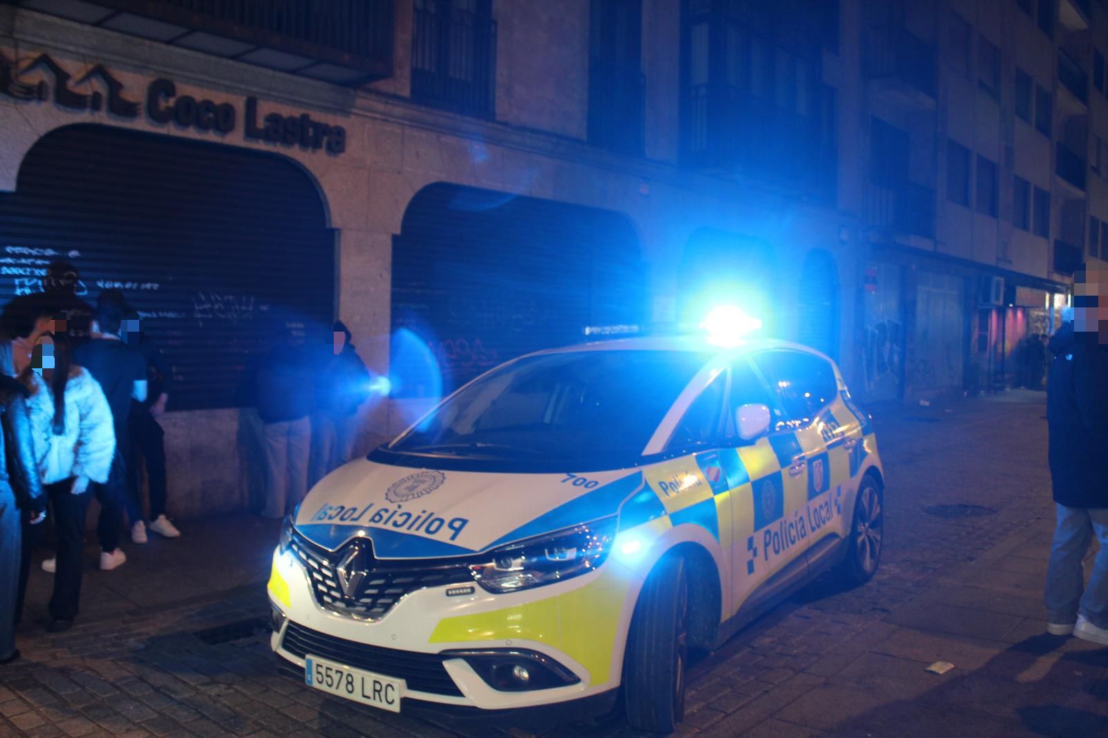 Policía Local y ambulancia en la calle Varillas