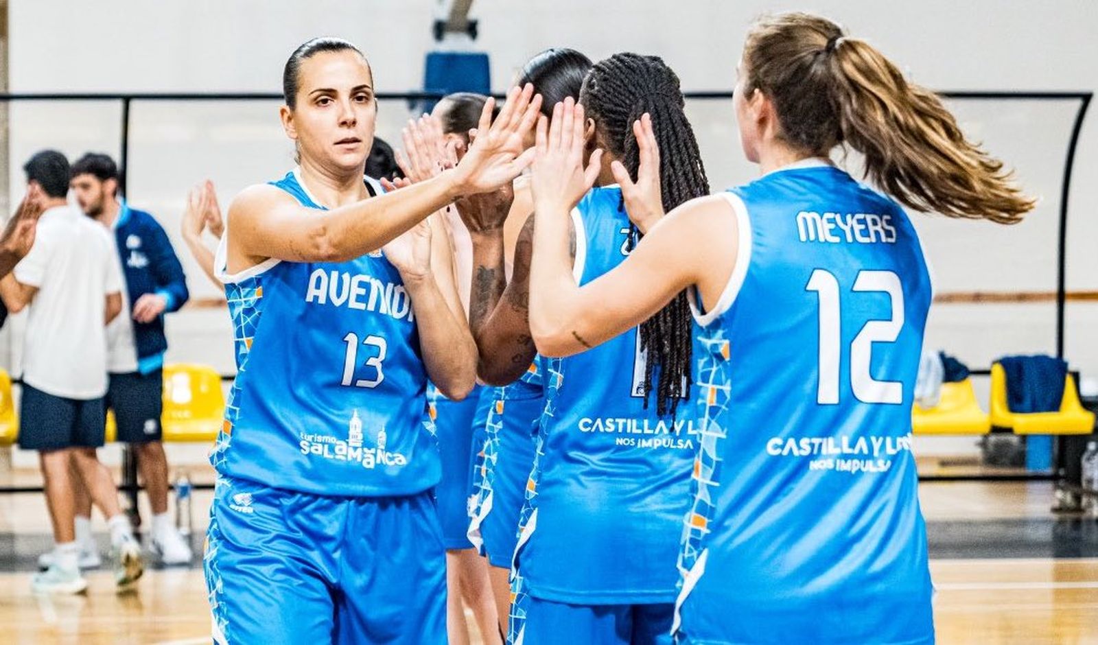 Las jugadoras de Perfumerías Avenida se saludan antes de medirse a Neptunas