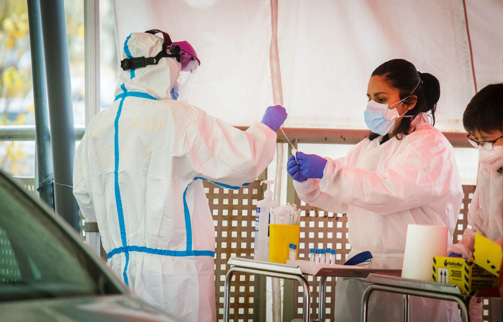 Sanitarios haciendo pruebas PCR del coronavirus (3)