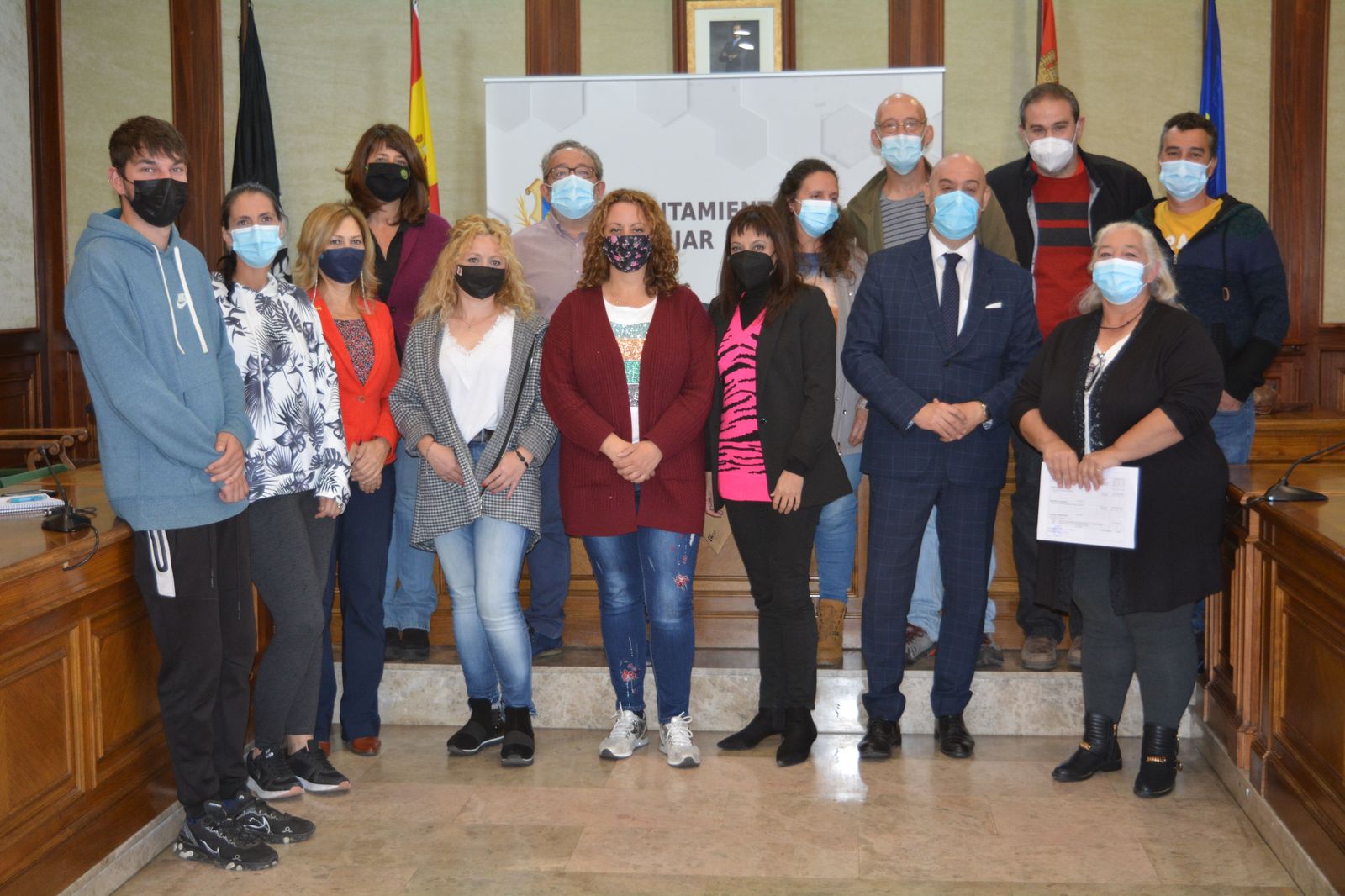 Foto de familia de los alumnos que han recibido su diploma en el Programa Mixto de Formación y Empleo 'Jardines de Béjar'. Foto Ayto de Béjar.