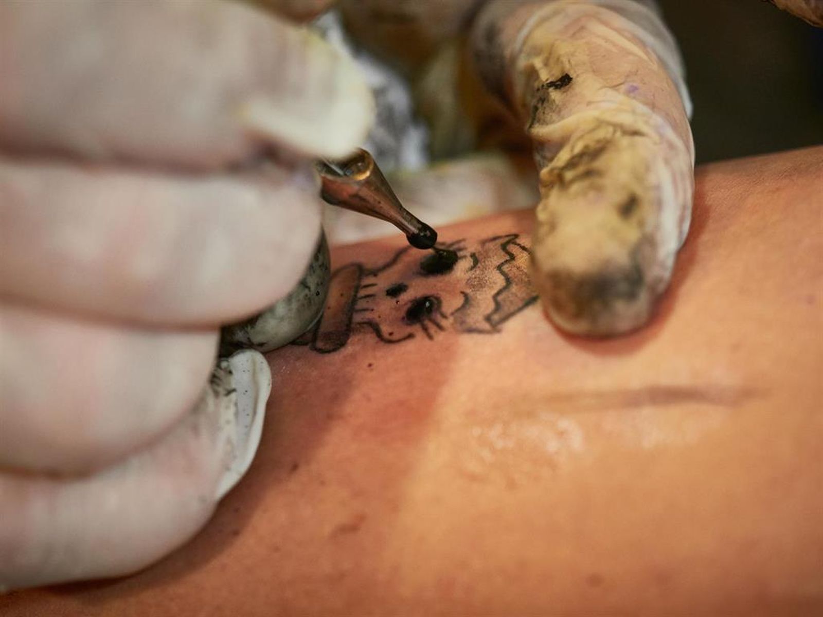 Momento de realización de un tatuaje | Foto: EP