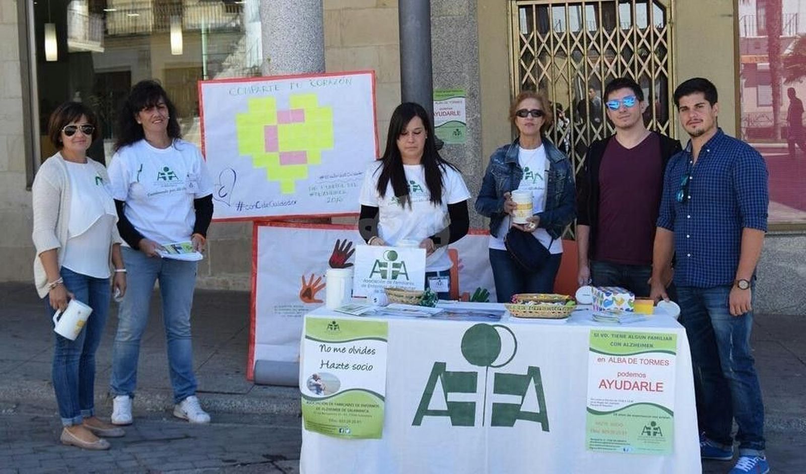 Mesa informativa y de cuestación por los enfermos de Alzheimer
