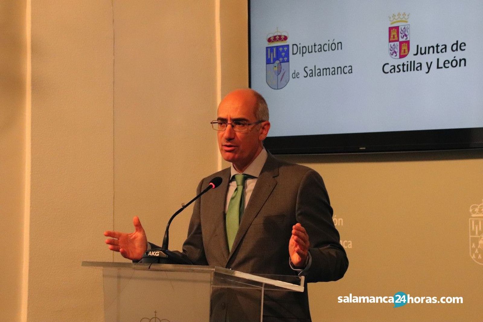 Javier Iglesias entrega diplomas a los participantes en las Acciones de Formación y Empleo5