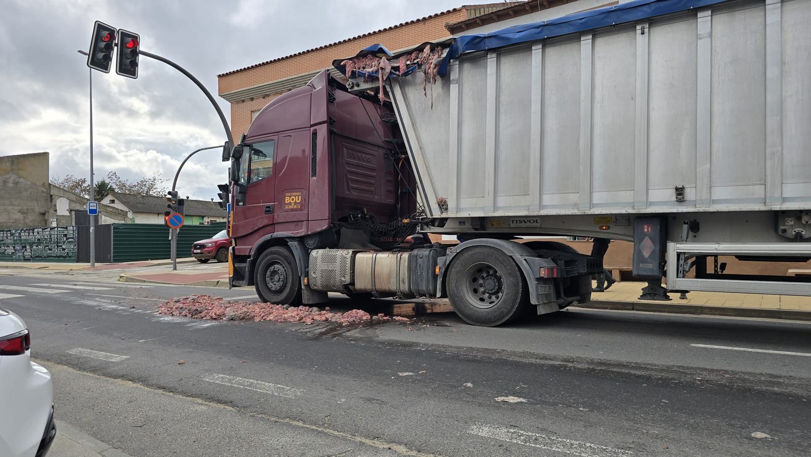 Un camión pierde parte de su carga en Aldeatejada