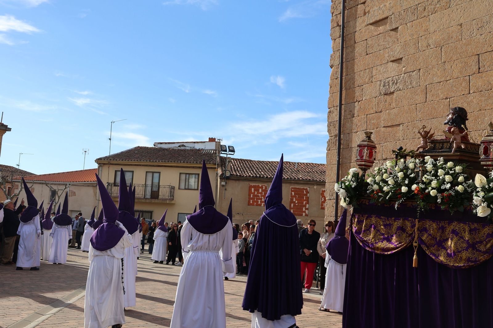 Revive las imágenes de la procesión del Santo Entierro en Fuentesaúco