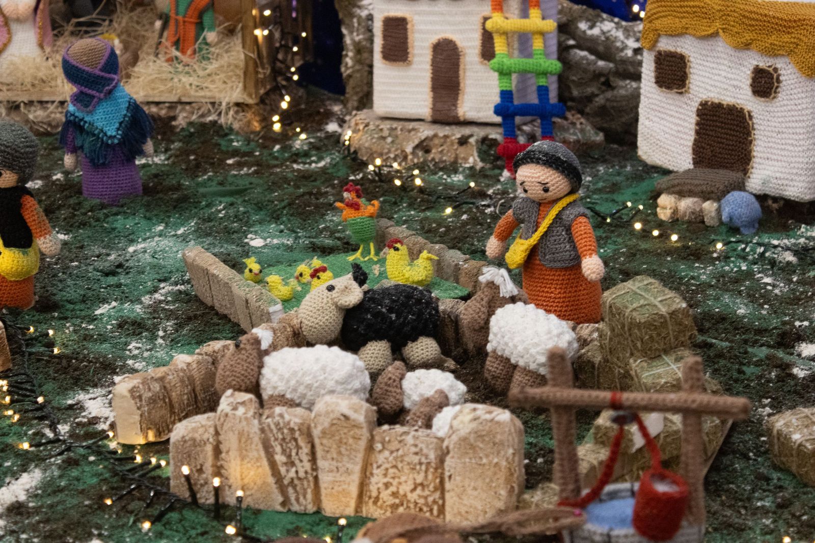 La Navidad también se teje en Salamanca con el belén de ganchillo de ZOES