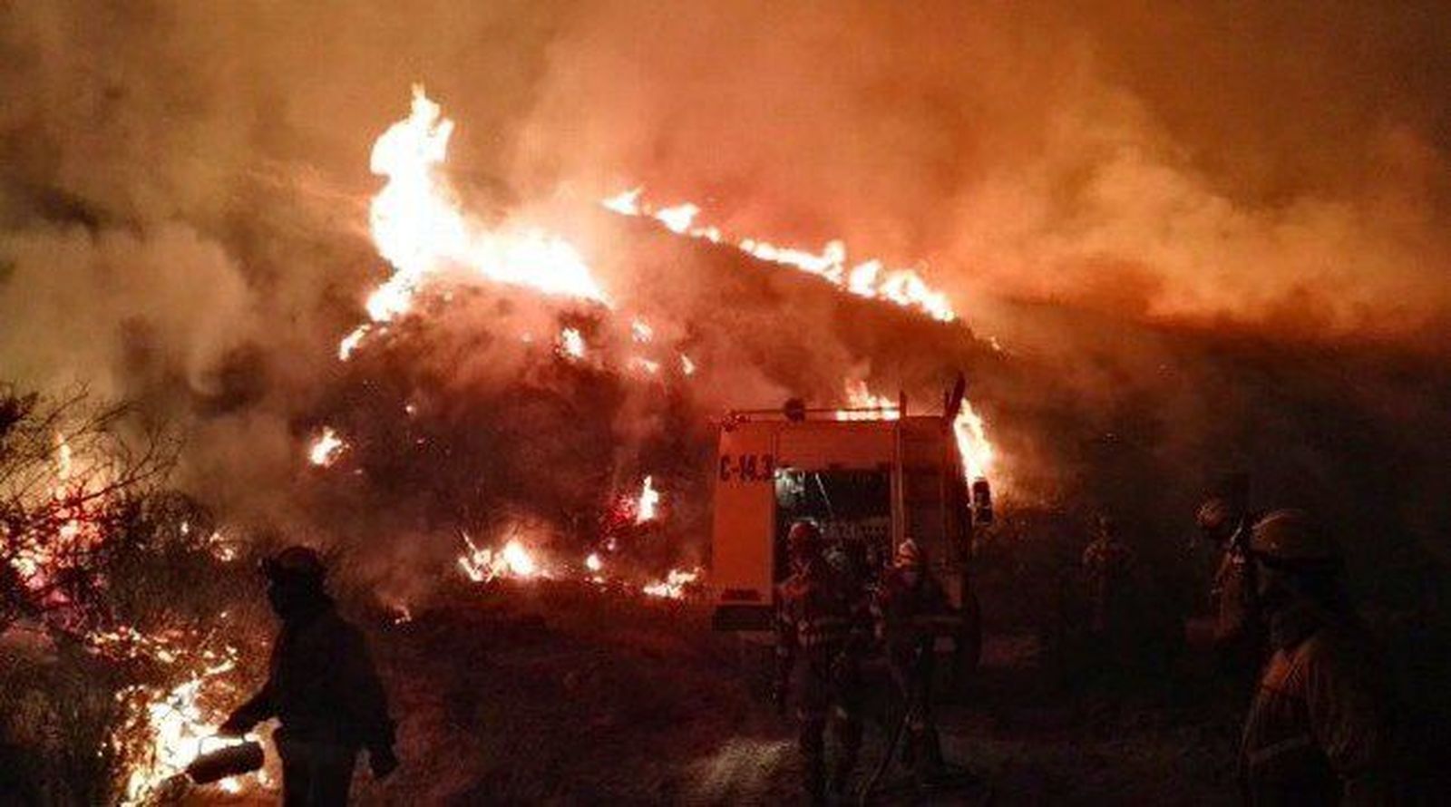 El fuego arrasa casi 8.000 hectáreas en La Cabrera, con otros tres pueblos leoneses evacuados