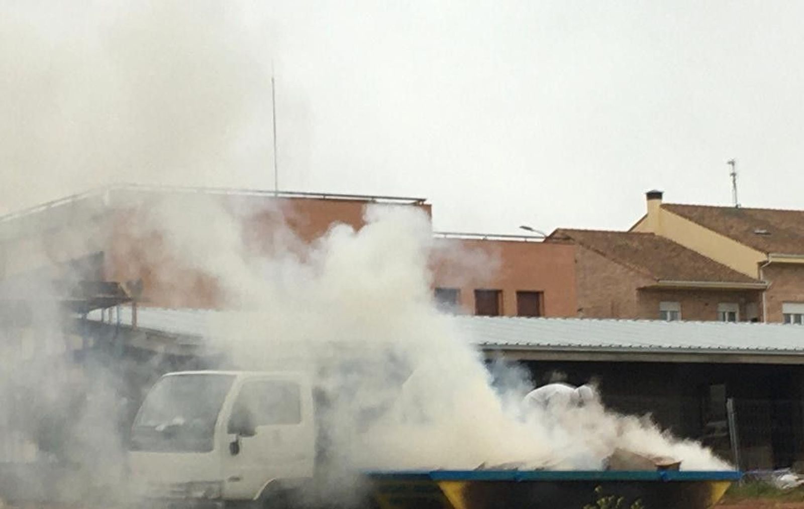 Incendio contenedor Carrascal Barregas (2)