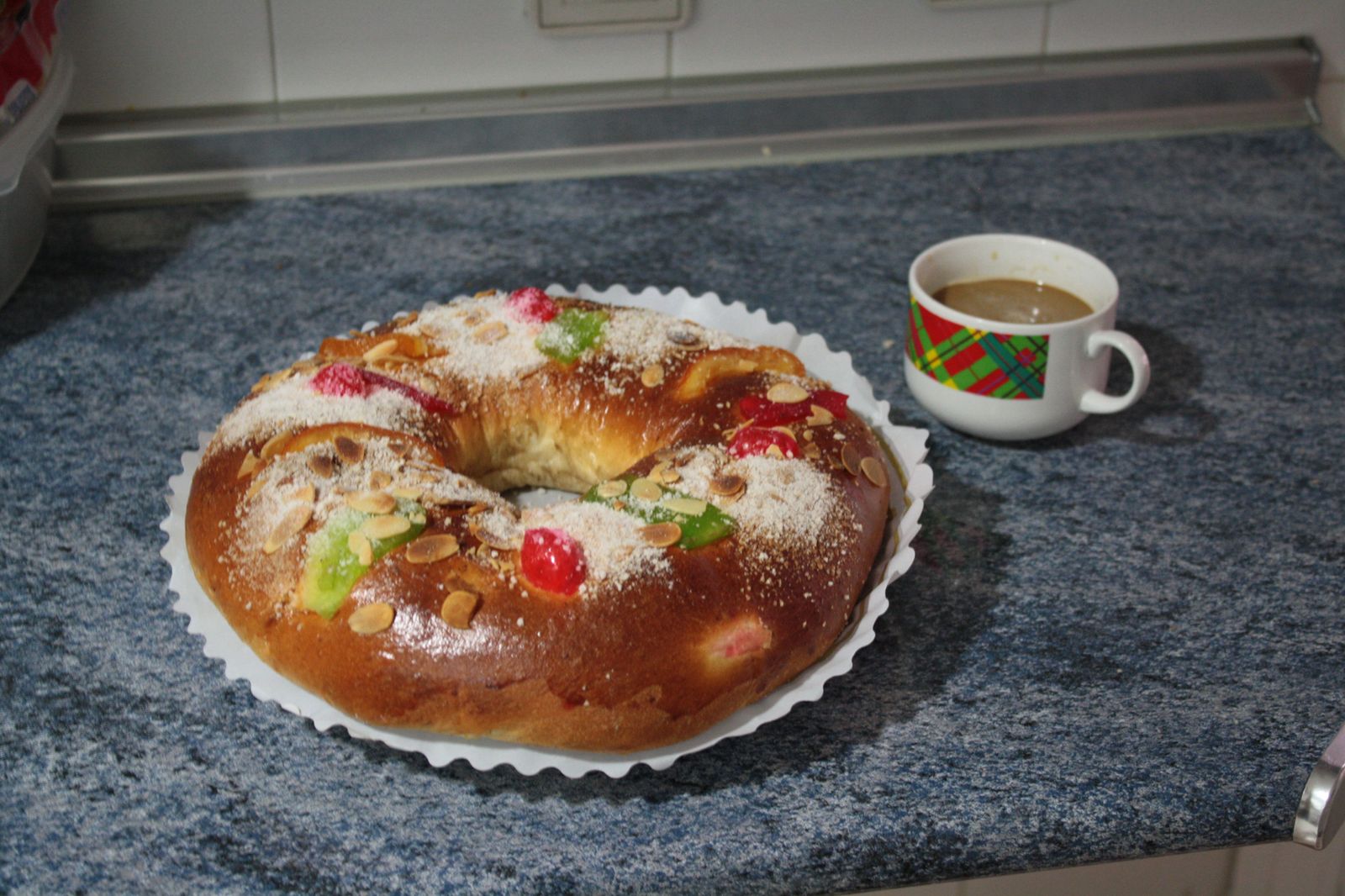 Este año, sorprende a todos con un roscón de Reyes relleno de crema de aguacate. ¡Una combinación de diez para el paladar!