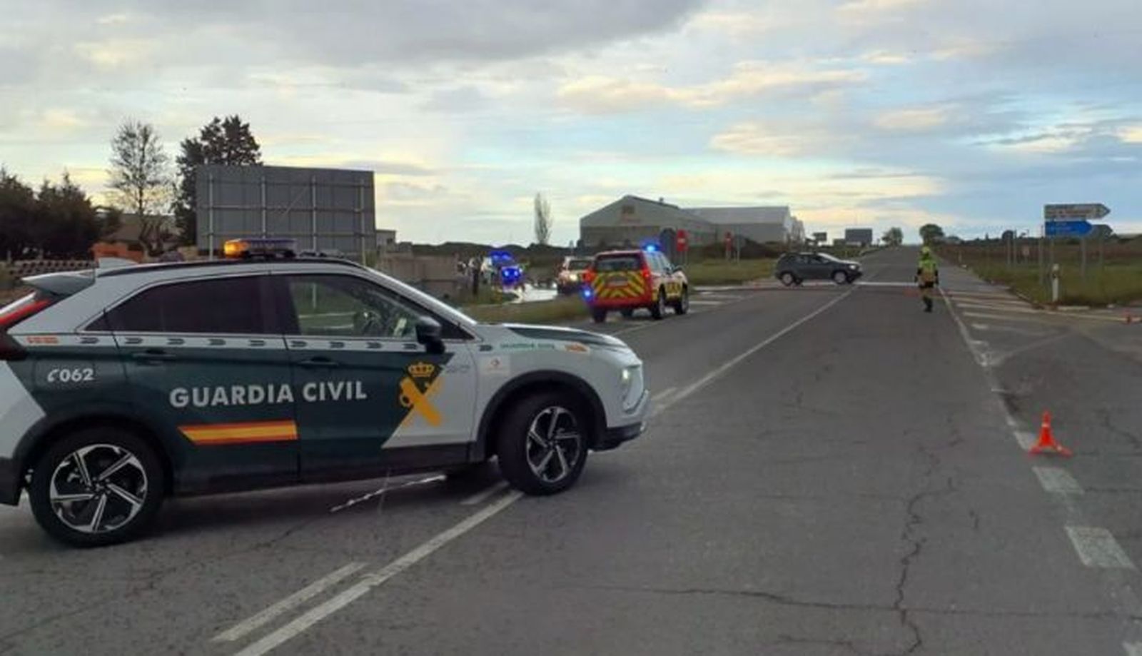 Guardia Civil y bomberos en Encinas de Abajo. Foto G.C Salamanca